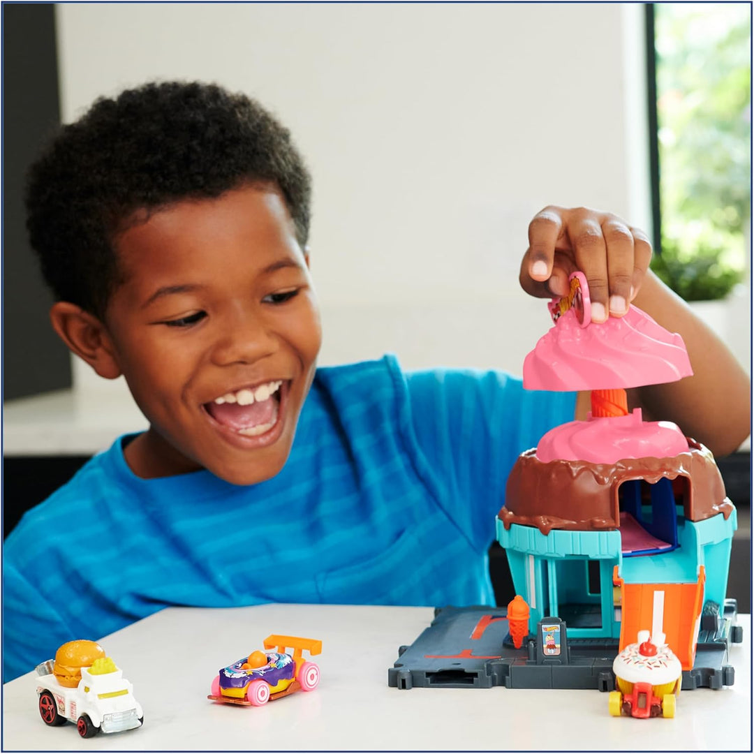 Hot Wheels Let's Race Netflix - City Downtown-Spielset Eiskrem-Strudel - Rennbahn-Action mit Verkehr