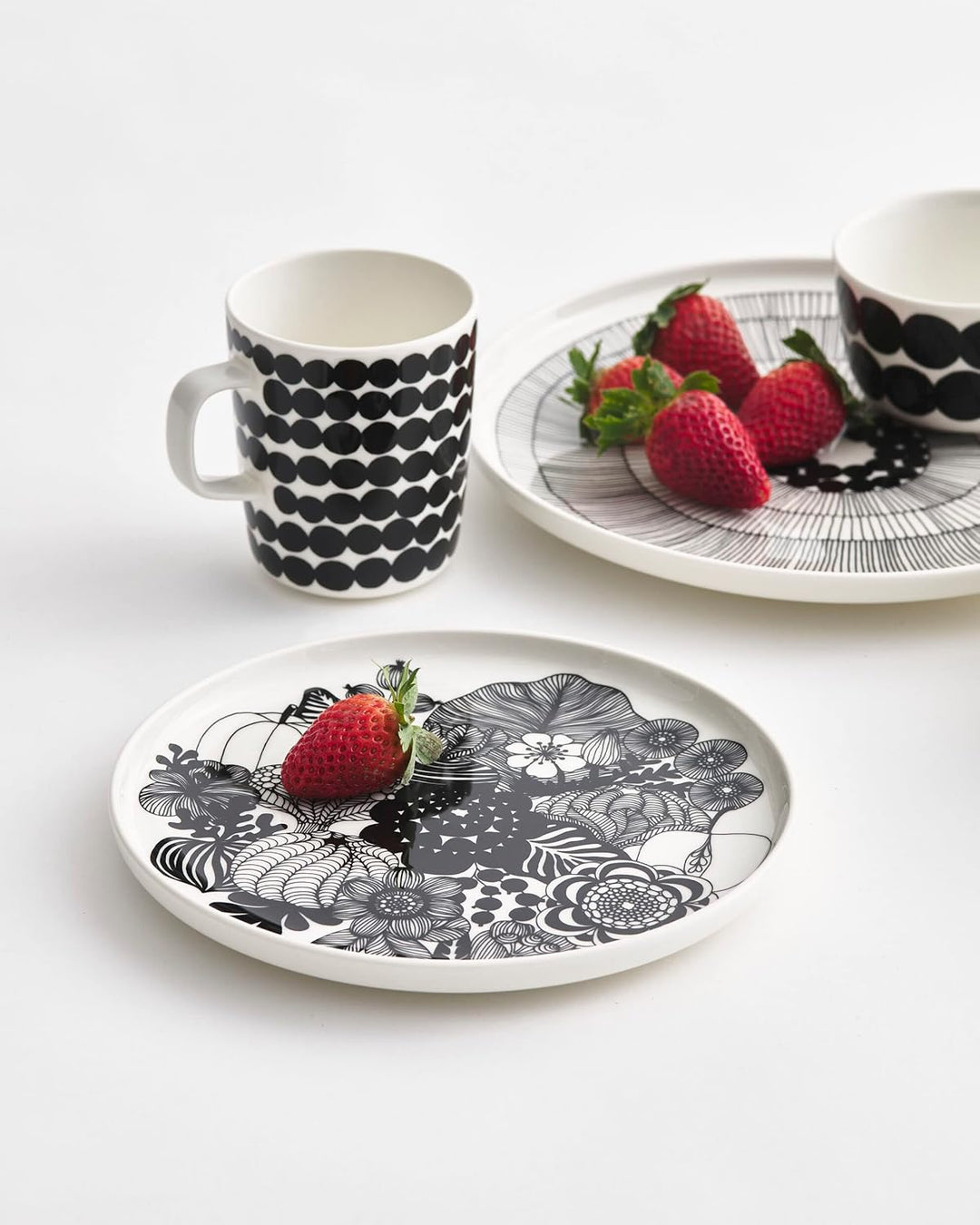 Marimekko - Teller, Kuchenteller, Frühstücksteller - Oiva-Siirtolapuutarha - Keramik - weiss/schwarz