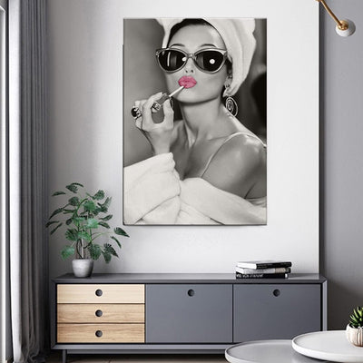 ZHONGYUTONG Audrey Hepburn Leinwandbild mit Rahmen Rosa Lippenstift Wand Gemälde Schwarz Weiss Kunst