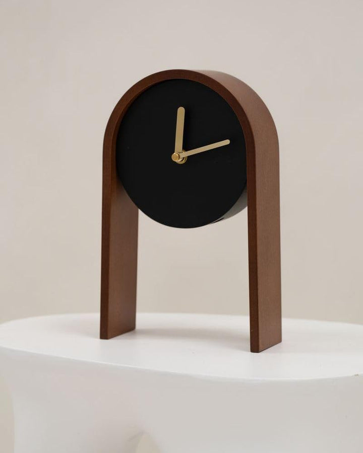 Beliani Tischuhr schwarz/dunkler Holzfarbton mit Pendel Retro-Design 25 cm Blatten