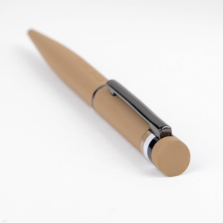 Hugo Boss Loop Iconic Kugelschreiber aus Messing und Gummi in der Farbe Camel, Länge: 14,6cm, Minenf