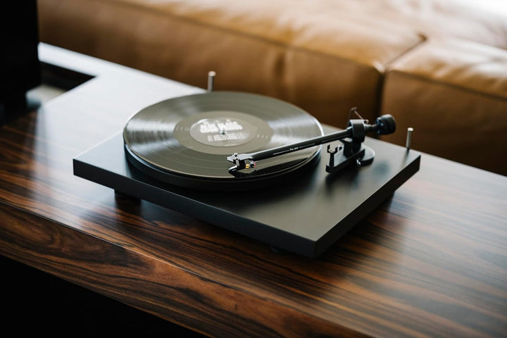 Pro-Ject Debut III Manueller Plattenspieler (MM-Tonabnehmer Ortofon OM 5E, Pro-Ject 8.6 Tonarm) matt