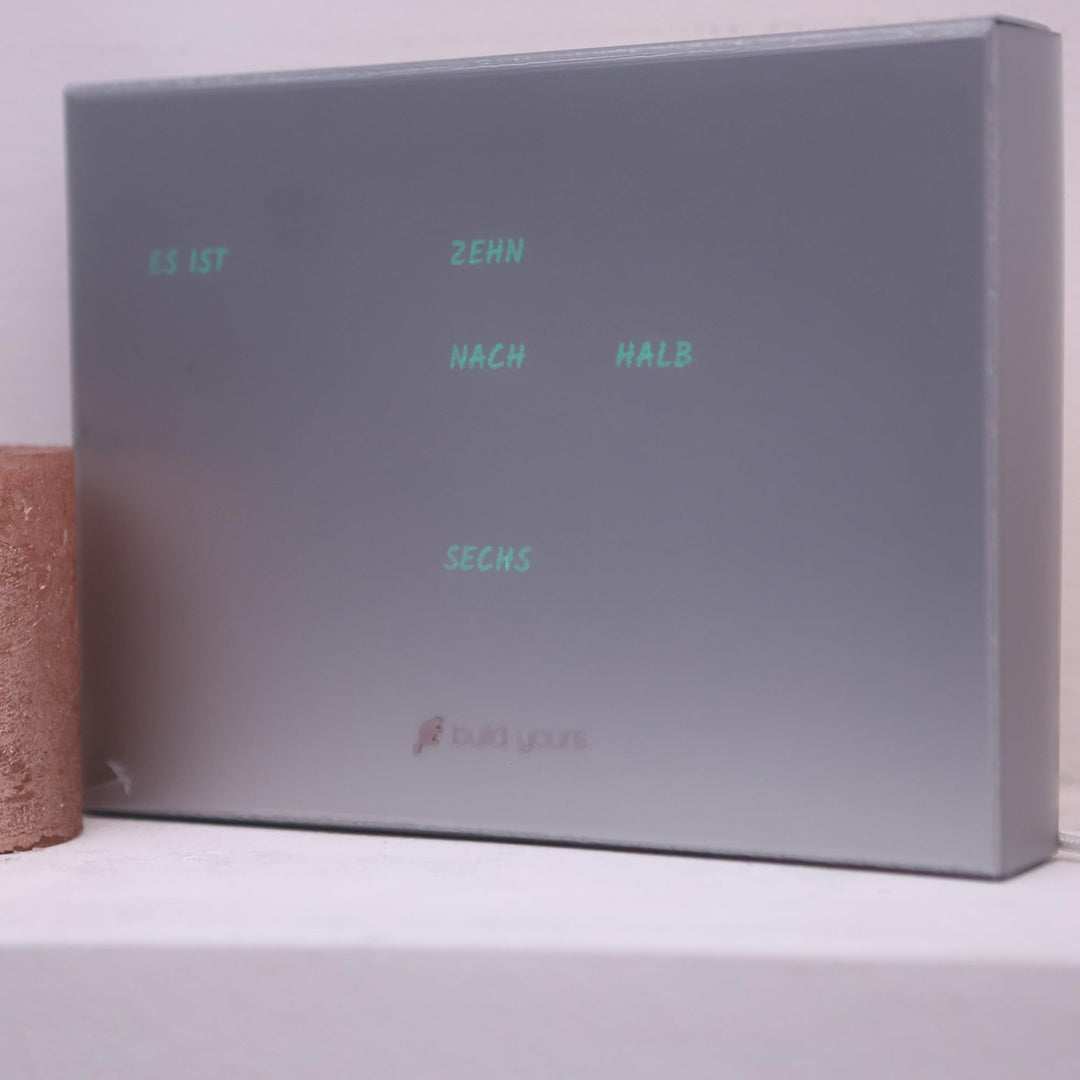 BoxClock Plain Gray – Digitale Tischuhr mit LED-Anzeige, WLAN und verstellbarem Ständer – Schlanke U