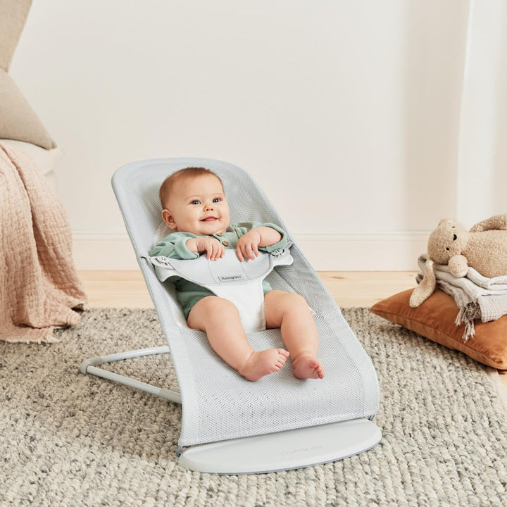 BabyBjörn Babywippe Balance Soft, Hellgrauer Rahmen, Netzstoff, Silber/Weiss