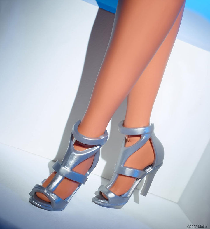 Barbie Signature Looks Puppe, Curvy Barbie mit braunem Pferdeschwanz, schwarzem Kleid, silbernen Hig