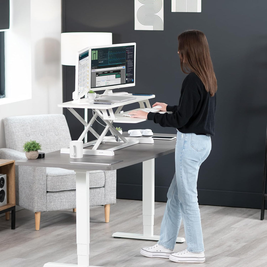 Vivo DESK-V036KW Höhenverstellbarer Schreibtischaufsatz, Sitz-Steh-Arbeitsplatz für zwei Monitore un