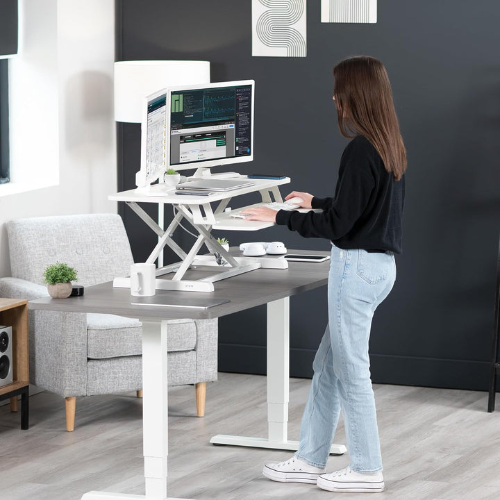 Vivo DESK-V036KW Höhenverstellbarer Schreibtischaufsatz, Sitz-Steh-Arbeitsplatz für zwei Monitore un