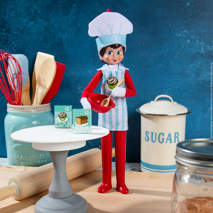 The Elf on the Shelf® - MagiFreez™ Weihnachtsbäckerei | Outfit mit Kochmütze, Schürze & Backzubehör
