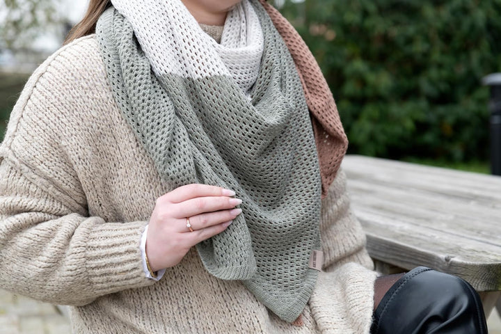 KNIT FACTORY - Lacey Stricktuch - Quadratisches Halstuch aus 30% Wolle und 70% Polyacryl - Umschlagt