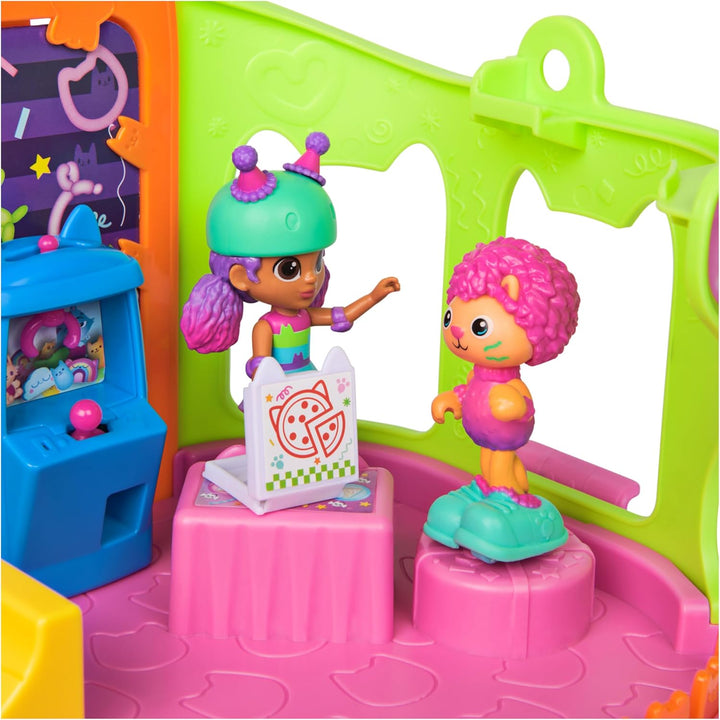Gabby’s Dollhouse, Partyraum Spielset, Skate-Park Dachgeschoss Zimmer mit Gabby und Marty-Figur, Möb