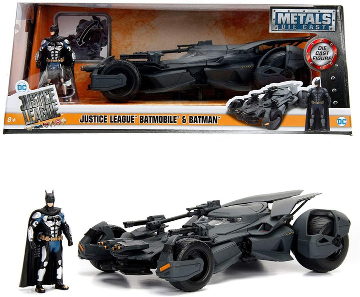 Jada Toys 253215000 Justice League Batmobil, hochdetailiertes 1:24 Modellauto inkl. Batman-Figur, Co