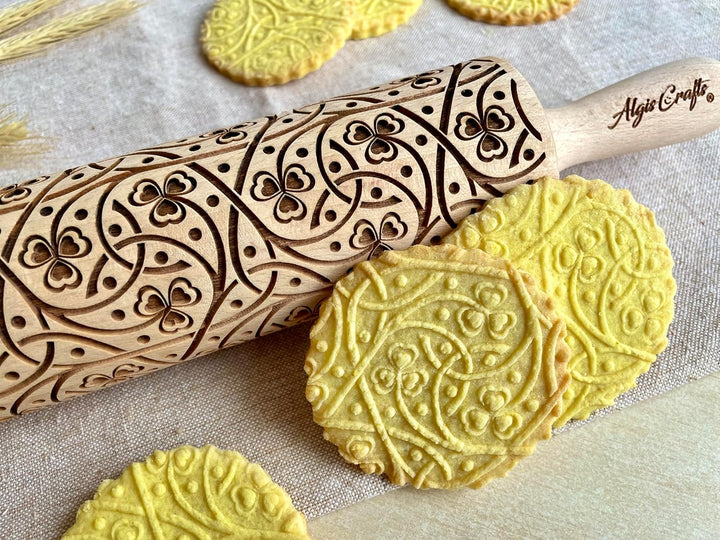 IRISH KNOTEN Teigroller für DIY Küche, Teig & Plätzchen. Präge Teigroller mit Klee Herzen. Gravierte