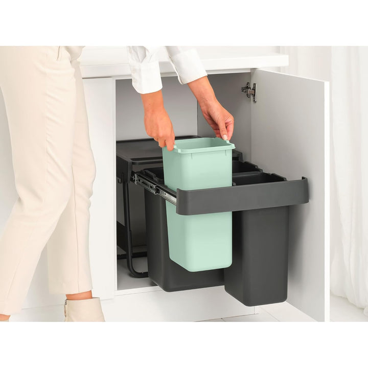 Brabantia Sort & Go Ausziehmülleimer | 10+10+20 l Einbaumülleimer für die Unterschranktür | Integrie