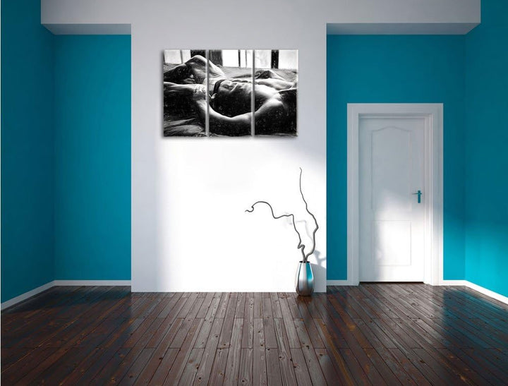 Pixxprint Muskulöser Mann im Bett Kunst Kohle Effekt 3-Teiler Leinwandbild 120x80 Bild auf Leinwand