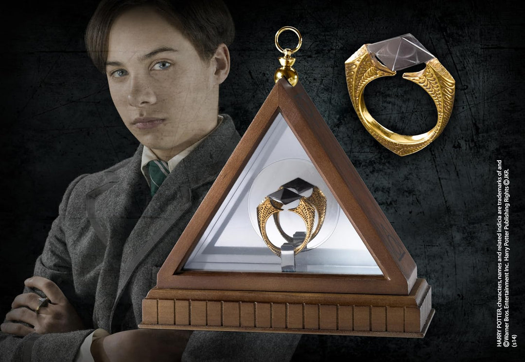 The Noble Collection  Das Horcrux Ring Display