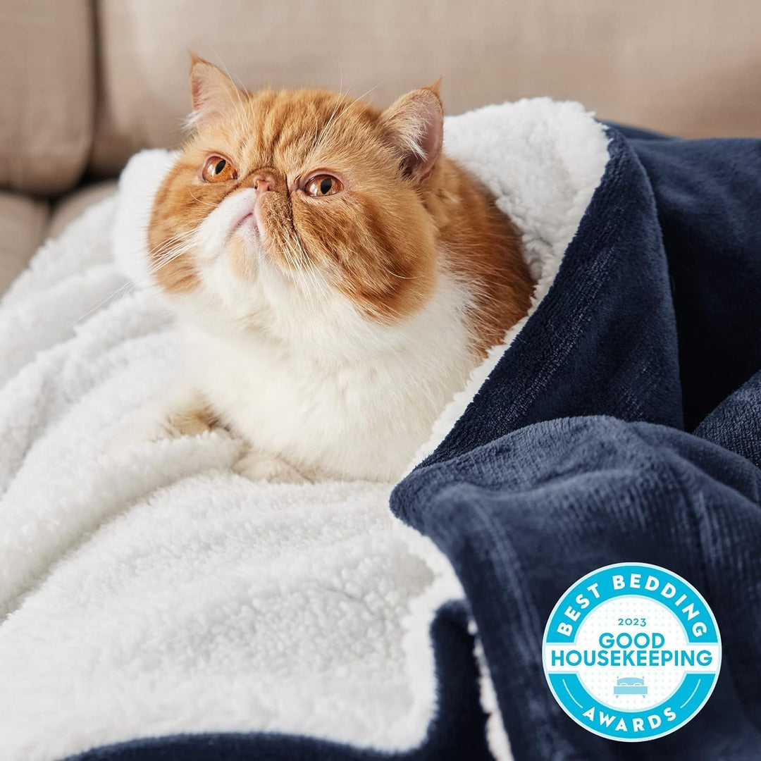 BEDSURE Decke Sofa Kuscheldecke Marine Blau - warm Sherpa Sofaüberwurf Decke, Dicke Sofadecke Couchd