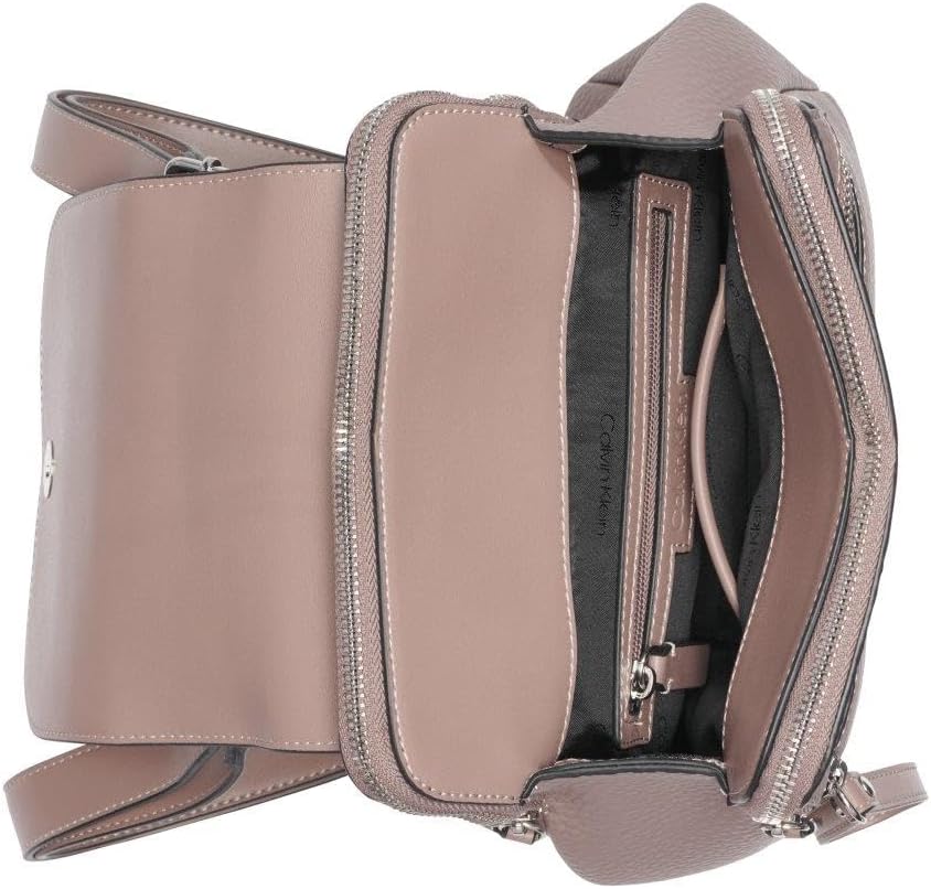 Calvin Klein Damen Elaine Bubble Lamb Novelty Key Item Flap Backpack Rucksack, Cocoa