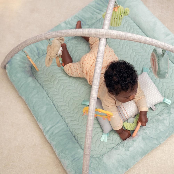 Ingenuity - Calm Springs Plüsch Spielbogen für Baby, Ultra-Soft Premium Matte, inkl. Spielzeuge, Cal