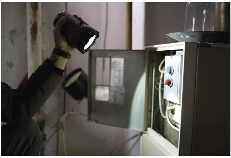 EMOS - aufladbarer LED-Handscheinwerfer - 300lm, max. 370m - 2 Leuchtmodi - 30 Std. - mit rutschfest