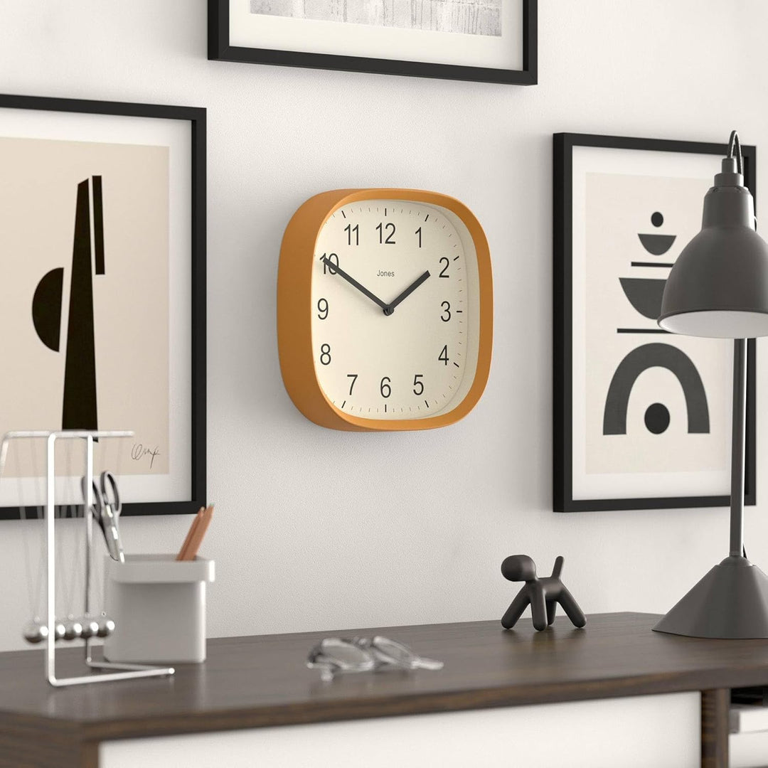 JONES CLOCKS® Sprite wanduhr | Moderne Retro abgerundete quadratische Uhr | 25cm | Senfgelb | Leicht