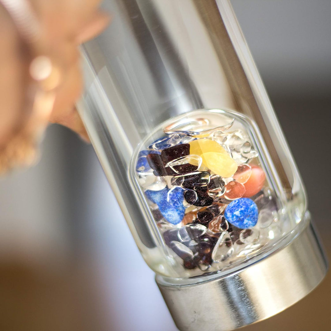 VitaJuwel ViA AYURVEDA - Wasserflasche mit Milchopal, Amethyst, Bergkristall, Lapislazuli, Granat, K