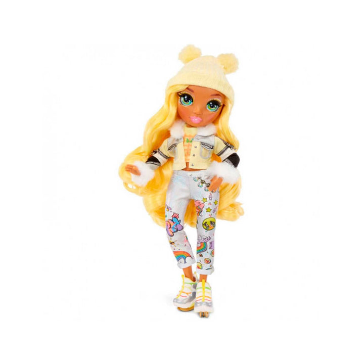 Rainbow High Winter Break Sunny Madison-Gelbe Modepuppe mit 2 Outfits, Skiausrüstung und Puppenständ