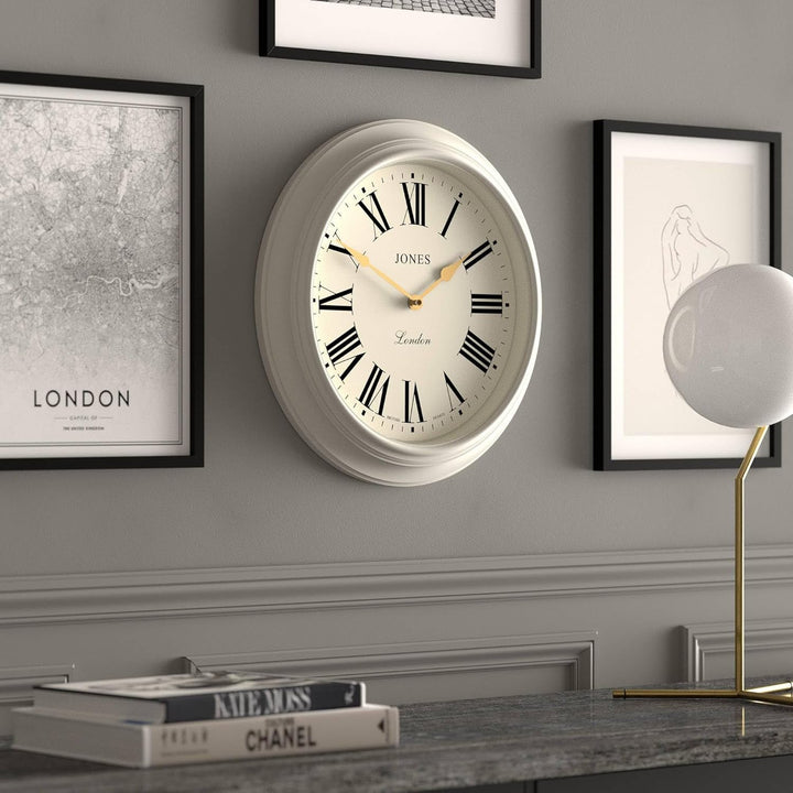 JONES CLOCKS® Supper Club wanduhr | Grosse Klassische runde Uhr | 40 cm | Sehr Blasses Grau | Römisc