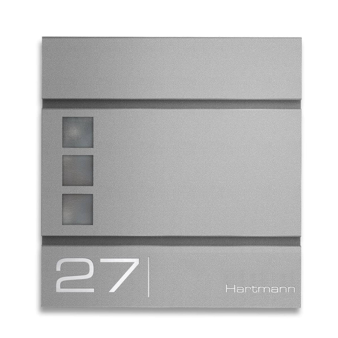 Metzler Briefkasten in Graualuminium RAL 9007 Cube - Name &amp; Hausnummer als Lasergravur - Design Wand