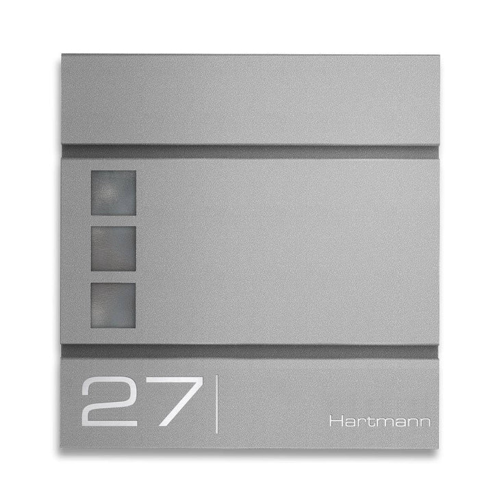 Metzler Briefkasten in Graualuminium RAL 9007 Cube - Name &amp; Hausnummer als Lasergravur - Design Wand
