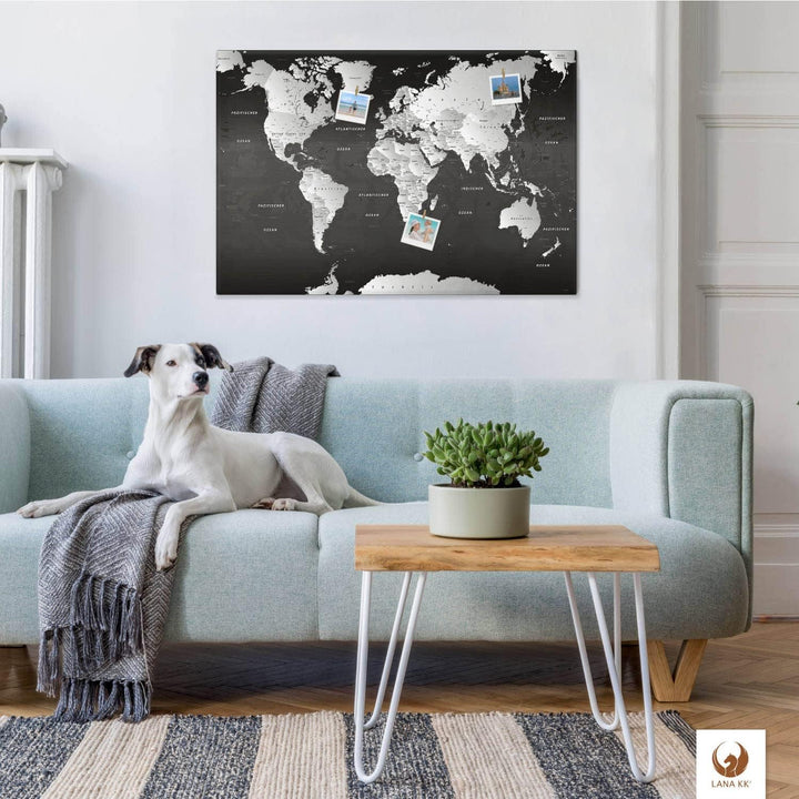 Stilvolle Pinnwand Weltkarte - SW - Deutsch in 120 x 80 cm, stabile Rückwand zum Pinnen inkl. Starte