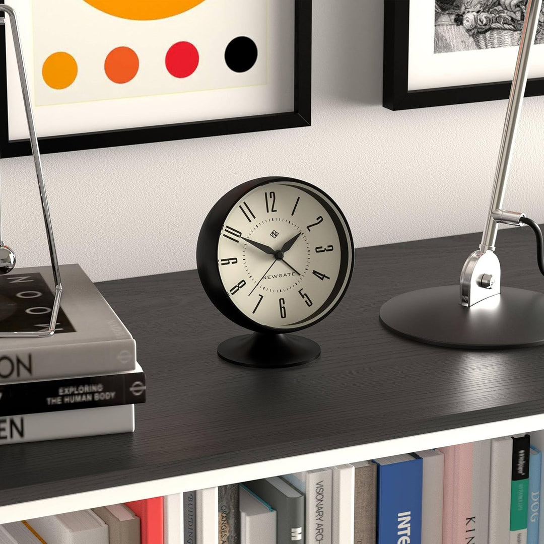 NEWGATE® Spheric Wecker | Ikonisches Kuppel-Retrodesign | Schwarze, weiche, gummierte Oberfläche | I