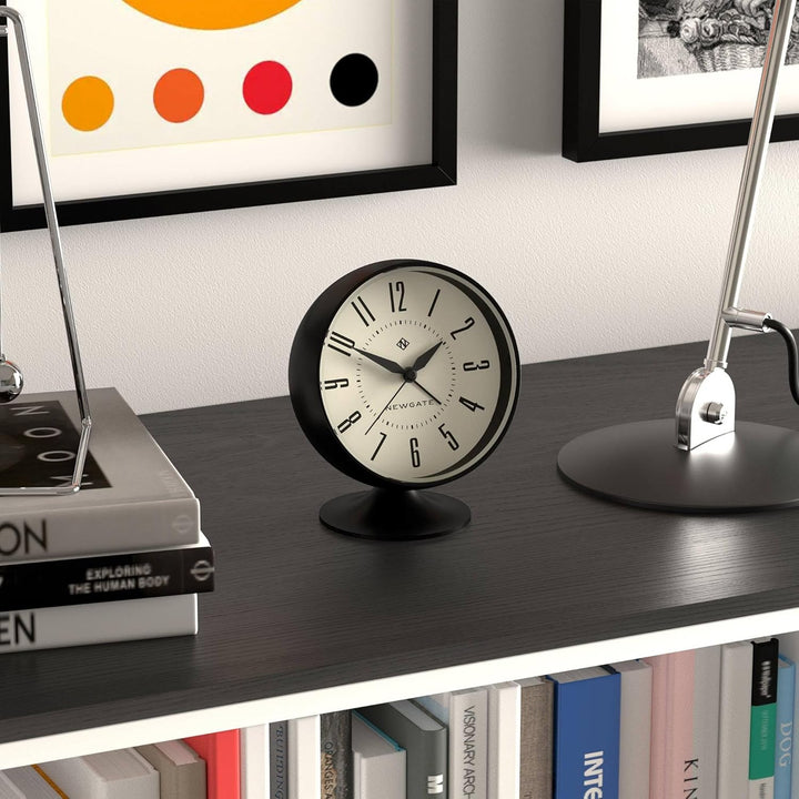 NEWGATE® Spheric Wecker | Ikonisches Kuppel-Retrodesign | Schwarze, weiche, gummierte Oberfläche | I