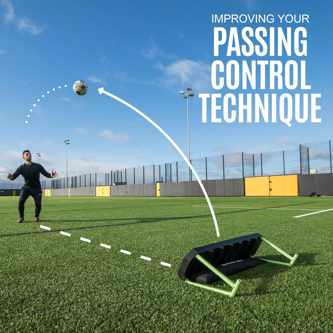 QUICKPLAY Replay Station Fussball-Rückprallbrett – Tragbarer Dual-Oberflächen-Fussball-Rebounder mit
