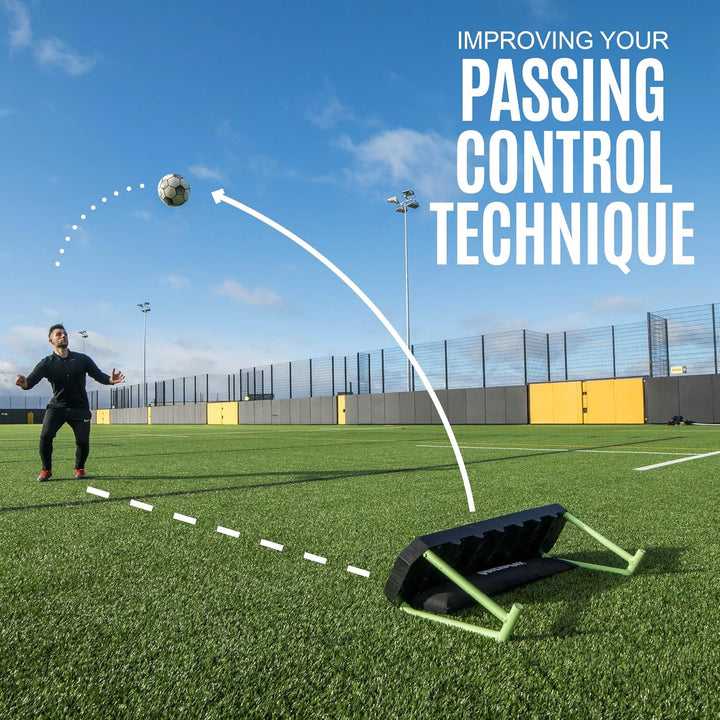 QUICKPLAY Replay Station Fussball-Rückprallbrett – Tragbarer Dual-Oberflächen-Fussball-Rebounder mit
