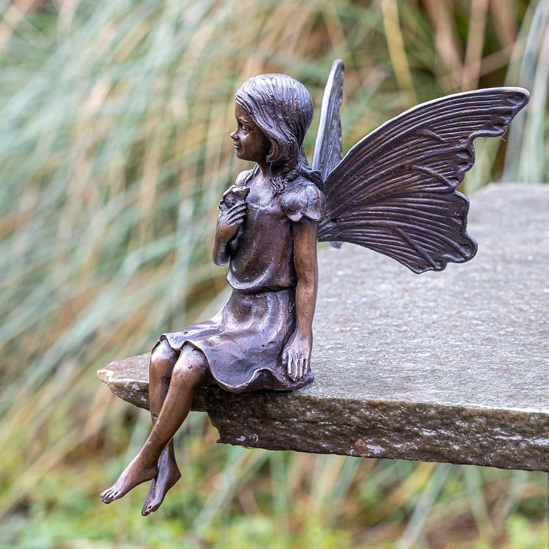 IDYL Bronze-Skulptur Sitzende Fee mit Schmetterling | 20x11x13 cm | Klassische Bronze-Figur handgefe