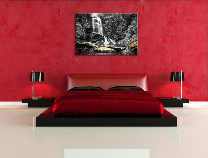 schöner Wasserfall mit Steinturm schwarz/weiss Format: 100x70 auf Leinwand, XXL riesige Bilder ferti