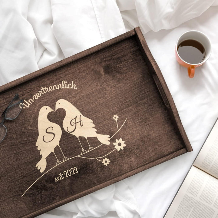 Maverton Serviertisch mit Gravur - für Zwei - Snack-Tablett mit Griffen - klappbare Beine - erhöhter