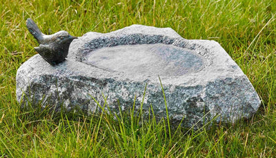 Yerd Gartendeko Figur: Bronzefigur Garten, Vogeltränke aus Schwarzwald-Granit - grau, Vogel auf Stei