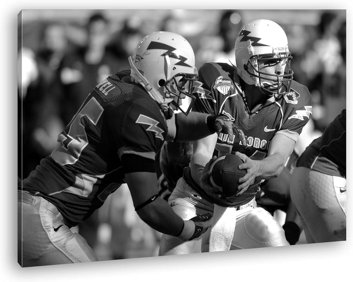 deyoli mutige Footballspieler Format: 80x60 Effekt: Schwarz/Weiss als Leinwand, Motiv fertig gerahmt