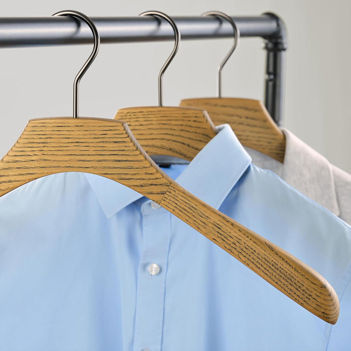 Hang & Haute 4er-Set Premium Kleiderbügel, Breit aus Hochwertigem Eschenholz in Stylischem Naturholz
