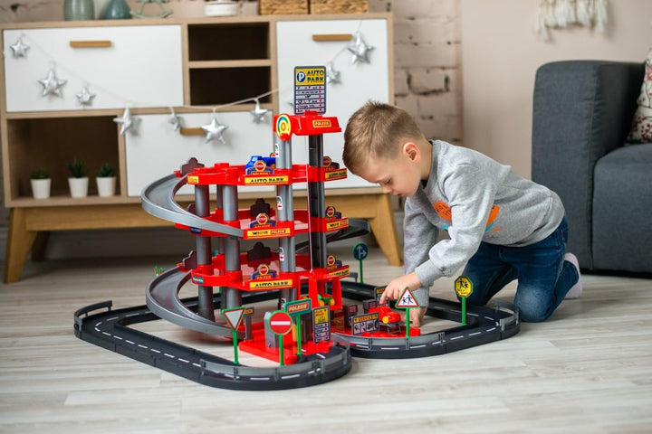 Garage mit 4-Ebenen mit Strasse und Autos
