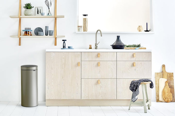 Brabantia 115363 Touch Bin New mit herausnehmbaren Kunststoffeinsatz, 30 L, Edelstahl, platinum, 32.