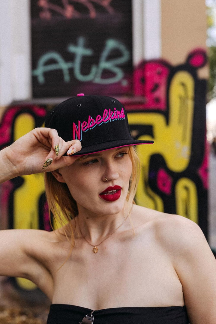 Nebelkind Snapback Cap Miami Schwarz Pink Lila Synthwave Retro Cyberpunk Grössenverstellbar Unisex O