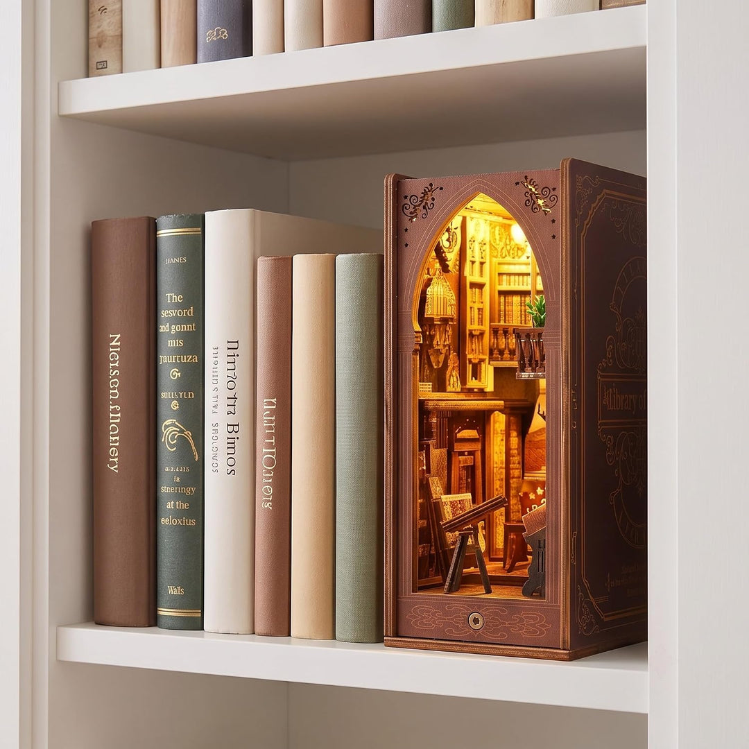 suruim Book Nook Kit-DIY Puppenhaus Holz Haus, 3D Holzpuzzle Bücherecke Bücherregaleinsatz mit Senso