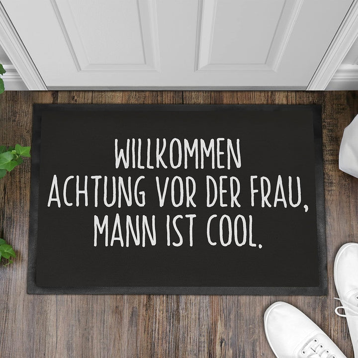 Trendation - Willkommen Fussmatte Lustig mit Spruch Geschenk Achtung Vor Der Frau Mann Ist Cool