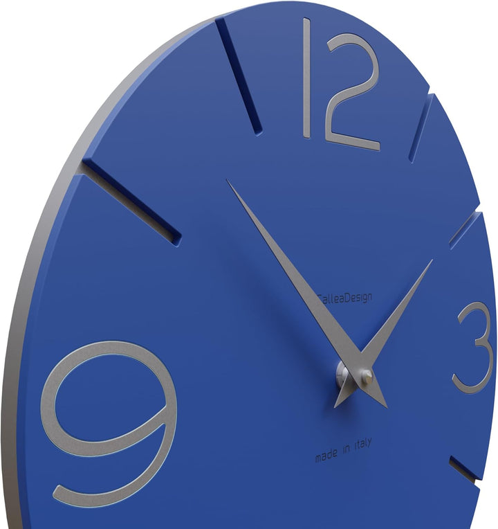 CALLEADESIGN Wanduhr Smile Elektrisches Blau und Aluminium Rund 30 cm Schlichtes und modernes Design