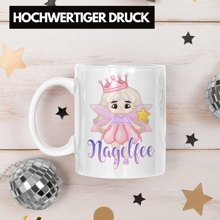 Trendation - Nagel-Fee Tasse Geschenk Nagelstudio Mitarbeiterin Gel-Nägel Spruch Süsse Grafik (Weiss