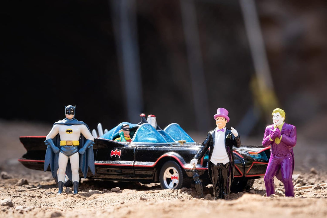 Jada Toys DC Batmobil 1966 Deluxe mit 4 Figuren - hochwertiges Modell-Set zur Batman Classic TV-Seri