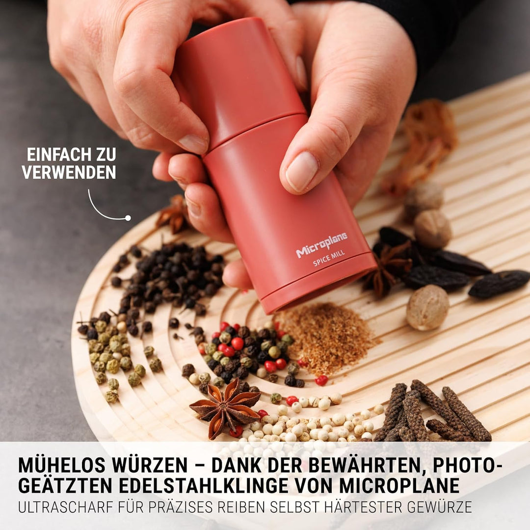 Microplane Gewürzmühle 2in1 – Lippenstift Pink | Manuelle Mühle mit rasiermesserscharfer Edelstahlkl