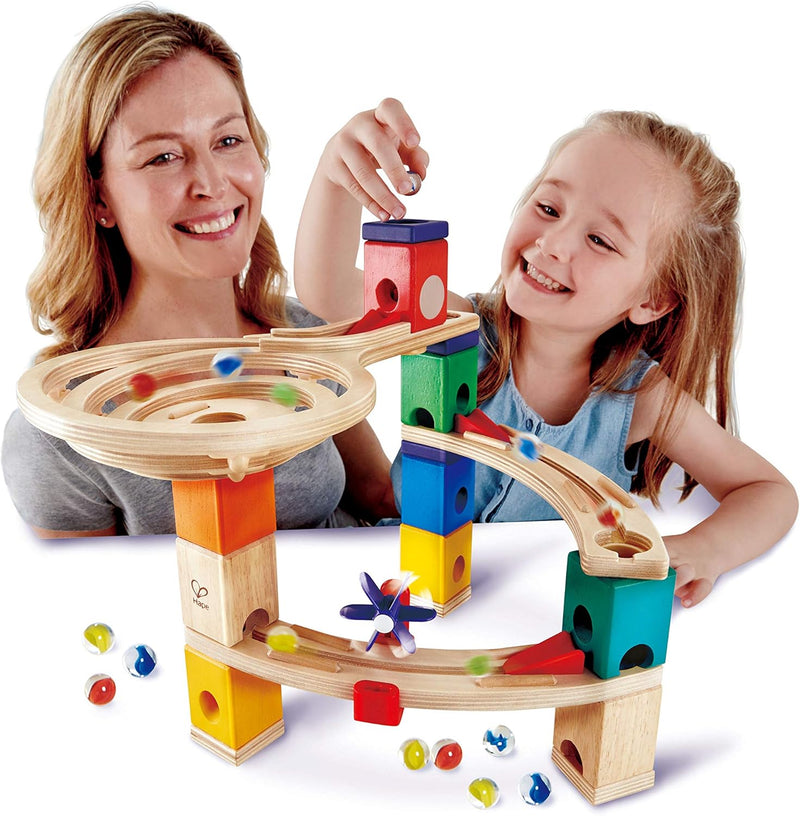 Hape Starter Set Quadrilla Endspurt, Kugelbahn mit 27 Bauteilen aus Holz und 30 Murmeln, MINT-Spielz